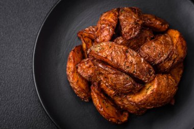 Sarımsak, tuz, baharat ve çimento kaplı lezzetli çıtır patatesler.