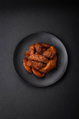 Sarımsak, tuz, baharat ve çimento kaplı lezzetli çıtır patatesler.