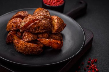 Sarımsak, tuz, baharat ve çimento kaplı lezzetli çıtır patatesler.