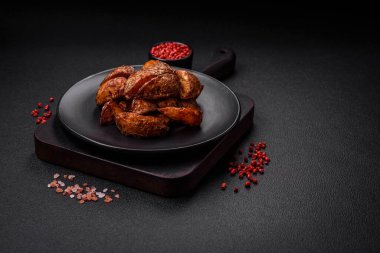 Sarımsak, tuz, baharat ve çimento kaplı lezzetli çıtır patatesler.