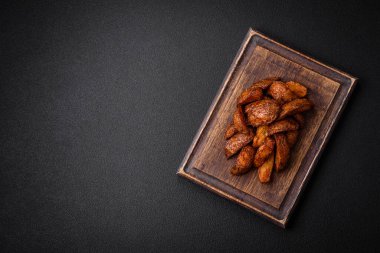 Sarımsak, tuz, baharat ve çimento kaplı lezzetli çıtır patatesler.