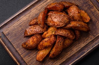 Sarımsak, tuz, baharat ve çimento kaplı lezzetli çıtır patatesler.