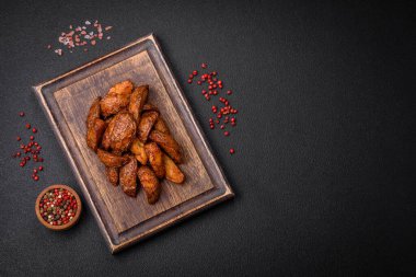 Sarımsak, tuz, baharat ve çimento kaplı lezzetli çıtır patatesler.