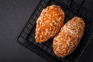 Lezzetli taze pirzola ya da köfte Kiev usulü dolgu, tuz, baharat ve bitkilerle.