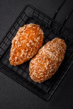 Lezzetli taze pirzola ya da köfte Kiev usulü dolgu, tuz, baharat ve bitkilerle.