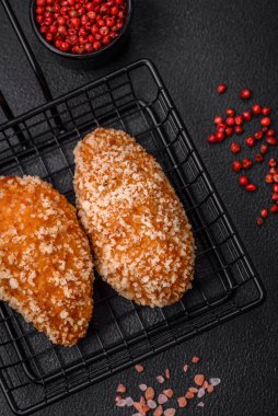 Lezzetli taze pirzola ya da köfte Kiev usulü dolgu, tuz, baharat ve bitkilerle.