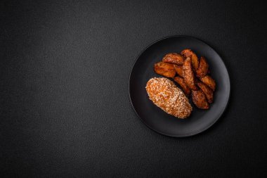 Lezzetli taze pirzola ya da köfte Kiev usulü dolgu, tuz, baharat ve bitkilerle.