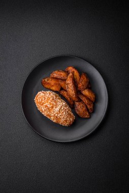 Lezzetli taze pirzola ya da köfte Kiev usulü dolgu, tuz, baharat ve bitkilerle.