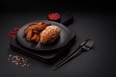 Lezzetli taze pirzola ya da köfte Kiev usulü dolgu, tuz, baharat ve bitkilerle.