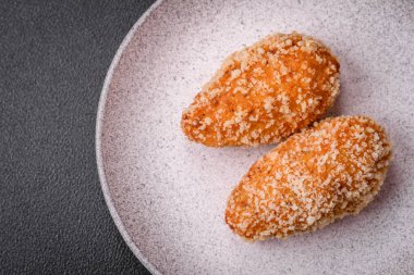 Lezzetli taze pirzola ya da köfte Kiev usulü dolgu, tuz, baharat ve bitkilerle.