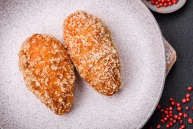 Lezzetli taze pirzola ya da köfte Kiev usulü dolgu, tuz, baharat ve bitkilerle.