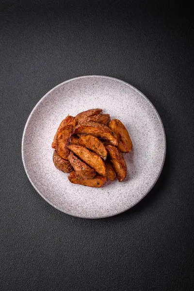 Sarımsak, tuz, baharat ve çimento kaplı lezzetli çıtır patatesler.