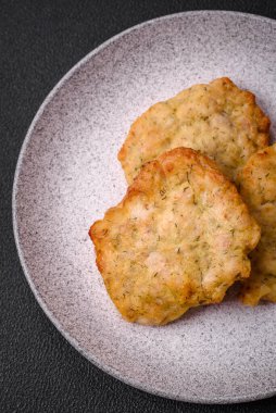 Lezzetli kızarmış tavuk ya da tuzlu, baharatlı ve çimento kaplı domuz gözlemesi.