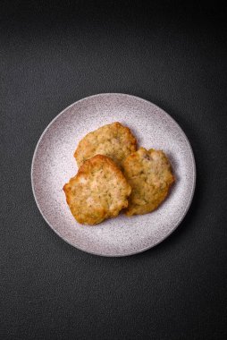 Lezzetli kızarmış tavuk ya da tuzlu, baharatlı ve çimento kaplı domuz gözlemesi.