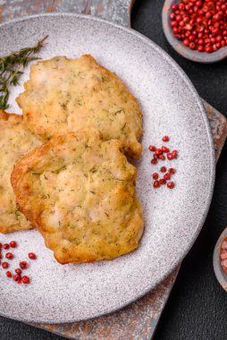 Lezzetli kızarmış tavuk ya da tuzlu, baharatlı ve çimento kaplı domuz gözlemesi.