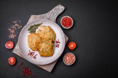 Lezzetli kızarmış tavuk ya da tuzlu, baharatlı ve çimento kaplı domuz gözlemesi.