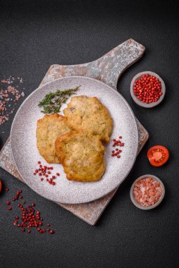 Lezzetli kızarmış tavuk ya da tuzlu, baharatlı ve çimento kaplı domuz gözlemesi.