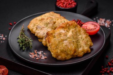 Lezzetli kızarmış tavuk ya da tuzlu, baharatlı ve çimento kaplı domuz gözlemesi.