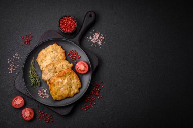 Lezzetli kızarmış tavuk ya da tuzlu, baharatlı ve çimento kaplı domuz gözlemesi.