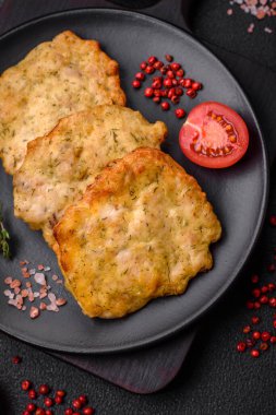 Lezzetli kızarmış tavuk ya da tuzlu, baharatlı ve çimento kaplı domuz gözlemesi.