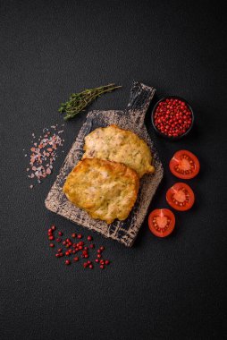 Lezzetli kızarmış tavuk ya da tuzlu, baharatlı ve çimento kaplı domuz gözlemesi.
