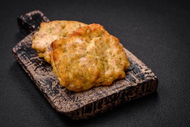 Lezzetli kızarmış tavuk ya da tuzlu, baharatlı ve çimento kaplı domuz gözlemesi.