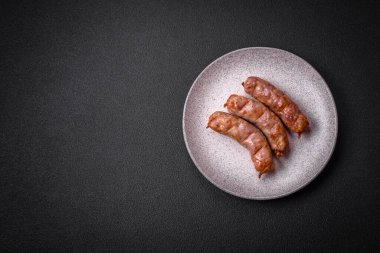 Lezzetli ızgara tavuk ya da tuzlu, baharatlı ve çimento kaplı domuz sosisi.