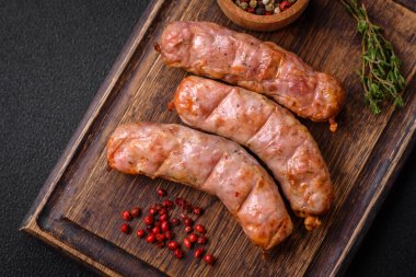 Lezzetli ızgara tavuk ya da tuzlu, baharatlı ve çimento kaplı domuz sosisi.