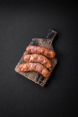 Lezzetli ızgara tavuk ya da tuzlu, baharatlı ve çimento kaplı domuz sosisi.