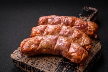 Lezzetli ızgara tavuk ya da tuzlu, baharatlı ve çimento kaplı domuz sosisi.