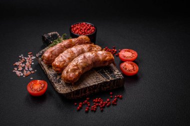 Lezzetli ızgara tavuk ya da tuzlu, baharatlı ve çimento kaplı domuz sosisi.