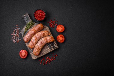 Lezzetli ızgara tavuk ya da tuzlu, baharatlı ve çimento kaplı domuz sosisi.