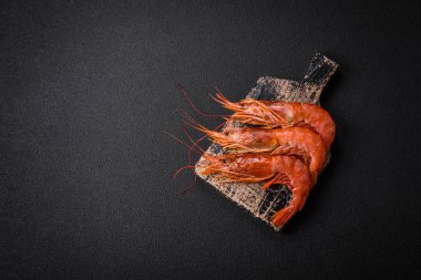 Kaplan karidesi ya da langoustine baharat ve tuzla kaynatılmış koyu beton arka planda
