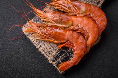 Kaplan karidesi ya da langoustine baharat ve tuzla kaynatılmış koyu beton arka planda
