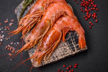 Kaplan karidesi ya da langoustine baharat ve tuzla kaynatılmış koyu beton arka planda