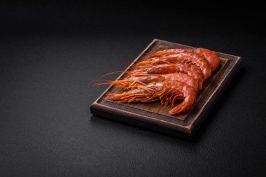 Kaplan karidesi ya da langoustine baharat ve tuzla kaynatılmış koyu beton arka planda