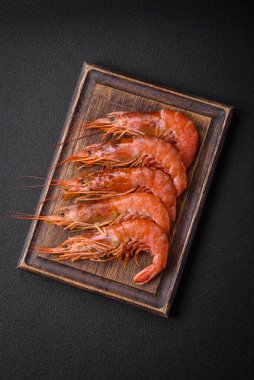 Kaplan karidesi ya da langoustine baharat ve tuzla kaynatılmış koyu beton arka planda