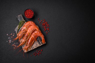 Kaplan karidesi ya da langoustine baharat ve tuzla kaynatılmış koyu beton arka planda