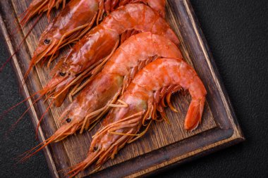 Kaplan karidesi ya da langoustine baharat ve tuzla kaynatılmış koyu beton arka planda