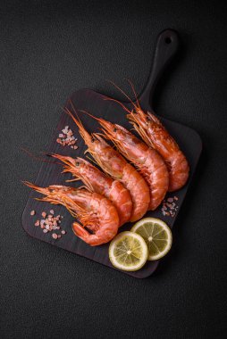 Kaplan karidesi ya da langoustine baharat ve tuzla kaynatılmış koyu beton arka planda