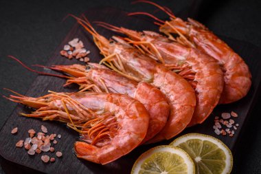 Kaplan karidesi ya da langoustine baharat ve tuzla kaynatılmış koyu beton arka planda