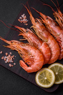 Kaplan karidesi ya da langoustine baharat ve tuzla kaynatılmış koyu beton arka planda