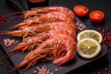 Kaplan karidesi ya da langoustine baharat ve tuzla kaynatılmış koyu beton arka planda