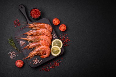 Kaplan karidesi ya da langoustine baharat ve tuzla kaynatılmış koyu beton arka planda