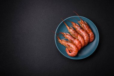 Kaplan karidesi ya da langoustine baharat ve tuzla kaynatılmış koyu beton arka planda