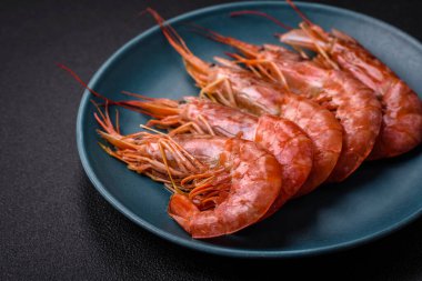 Kaplan karidesi ya da langoustine baharat ve tuzla kaynatılmış koyu beton arka planda