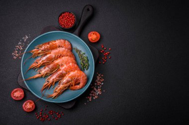 Kaplan karidesi ya da langoustine baharat ve tuzla kaynatılmış koyu beton arka planda