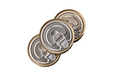 Konserve balıklı yuvarlak metal teneke kutu ya da beton desenli arka planda anahtarı olan et.