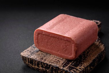 Lezzetli, tuzlu, baharatlı ve çimento kaplı pembe jambon.