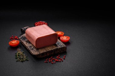 Lezzetli, tuzlu, baharatlı ve çimento kaplı pembe jambon.